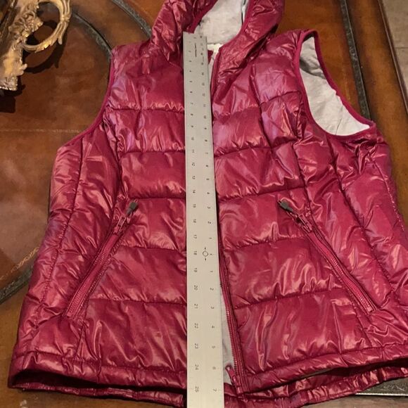 GORGEOUS SHEEN on this Cranberry Hoodie Puffer vest! - Picture 4 of 10